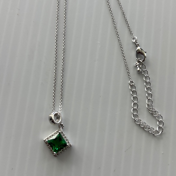 Elegant Silver Necklace with Green Pendant - Picture 2 of 6